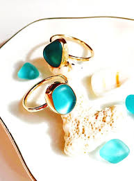 Cierras Glass collection cover - teal glass rings on white surface
